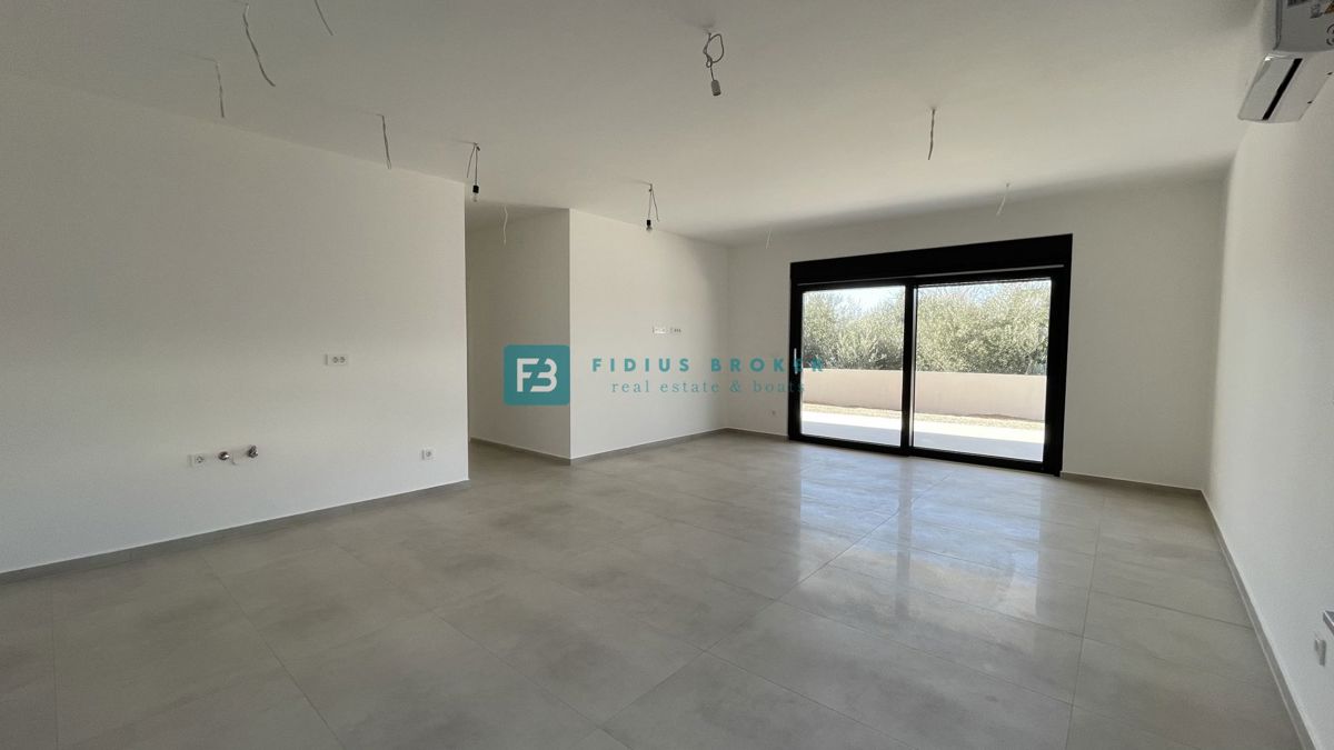 TRIBUNJ, novogradnja, pritličje, 350 m od morja, vrt 121 m2