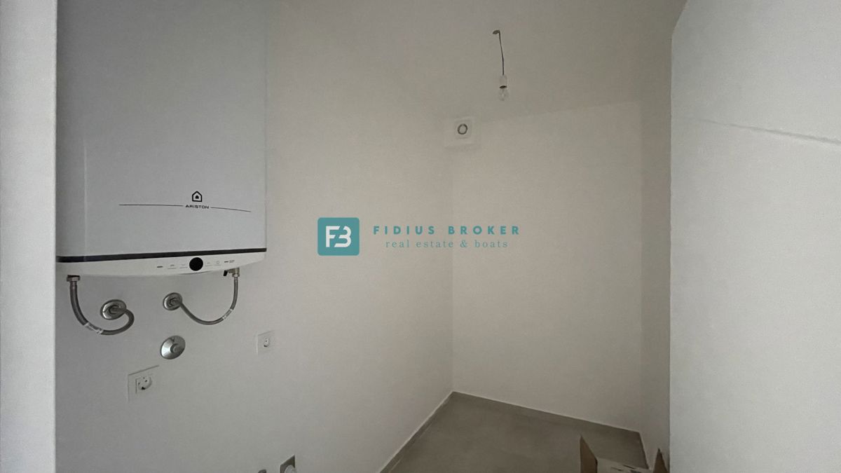 TRIBUNJ, novogradnja, pritličje, 350 m od morja, vrt 121 m2