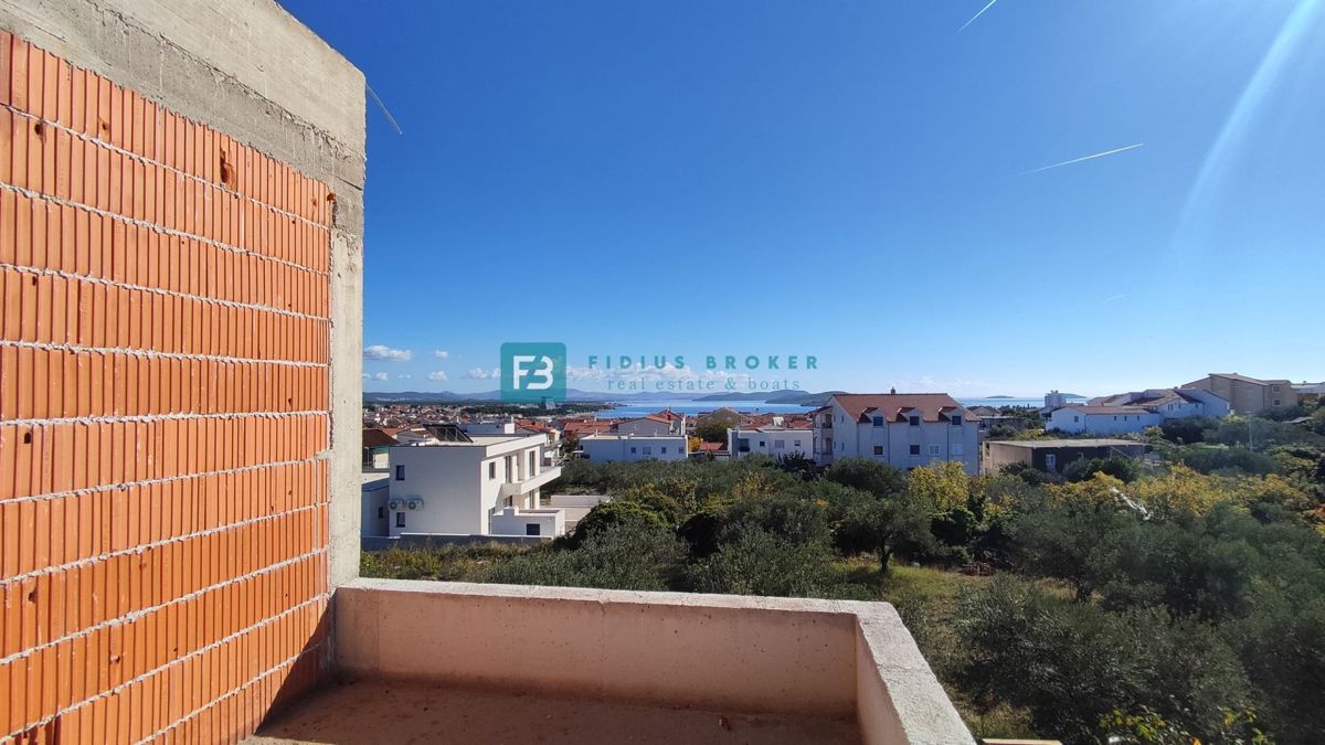 VODICE, novogradnja, 2. nadstropje, pogled na morje, 3 spalnice, shramba