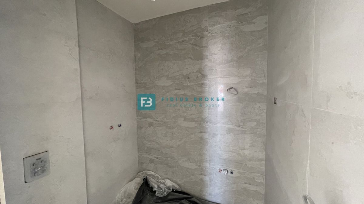 VODICE, novogradnja, 2. nadstropje, strešna terasa, 3 spalnice, 650 m do plaže