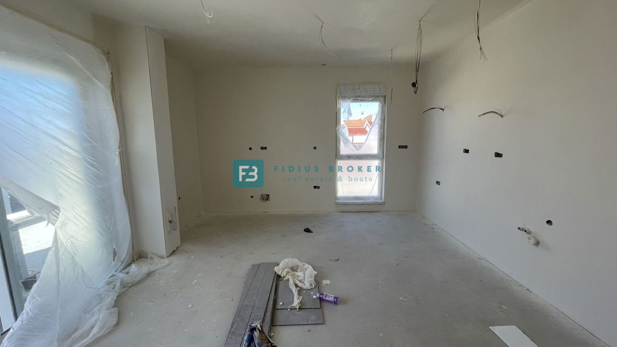 VODICE, novogradnja, 2. nadstropje, strešna terasa, 3 spalnice, 650 m do plaže