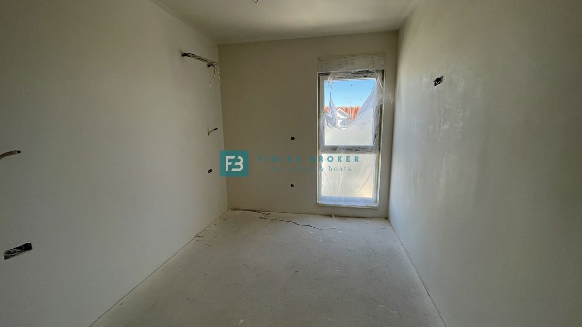 VODICE, novogradnja, 2. nadstropje, strešna terasa, 3 spalnice, 650 m do plaže