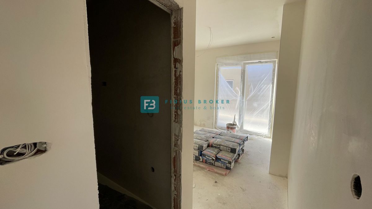 VODICE, novogradnja, 2. nadstropje, strešna terasa, 3 spalnice, 650 m do plaže