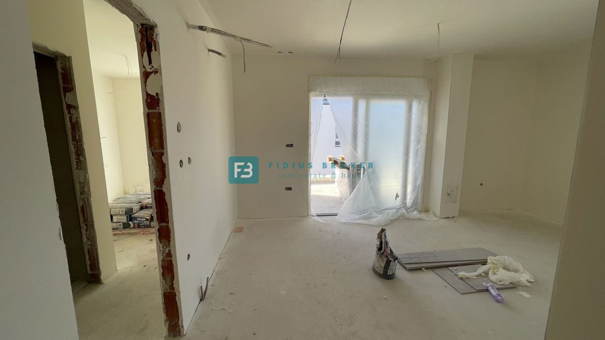 VODICE, novogradnja, 2. nadstropje, strešna terasa, 3 spalnice, 650 m do plaže