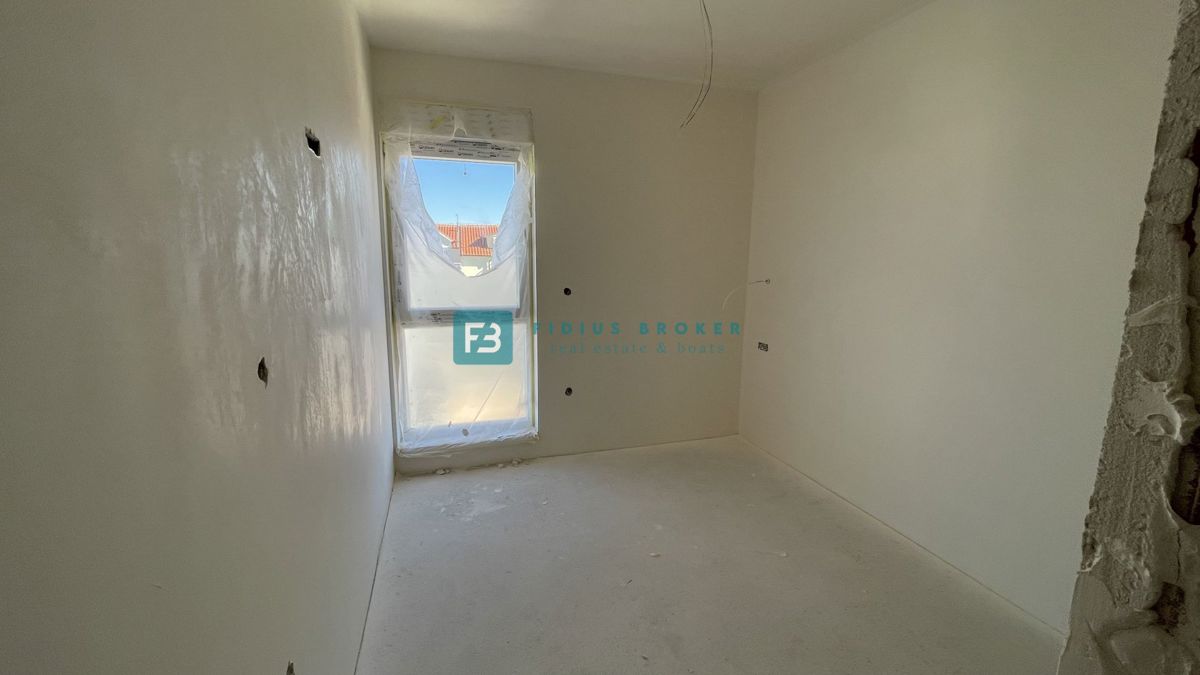 VODICE, novogradnja, 2. nadstropje, strešna terasa, 3 spalnice, 650 m do plaže