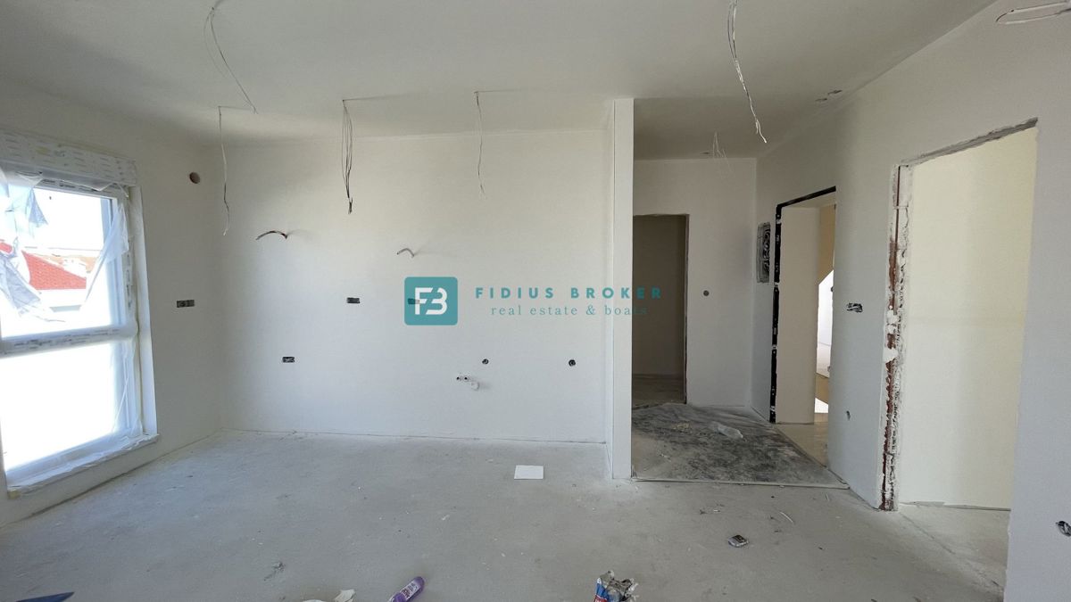 VODICE, novogradnja, 2. nadstropje, strešna terasa, 3 spalnice, 650 m do plaže