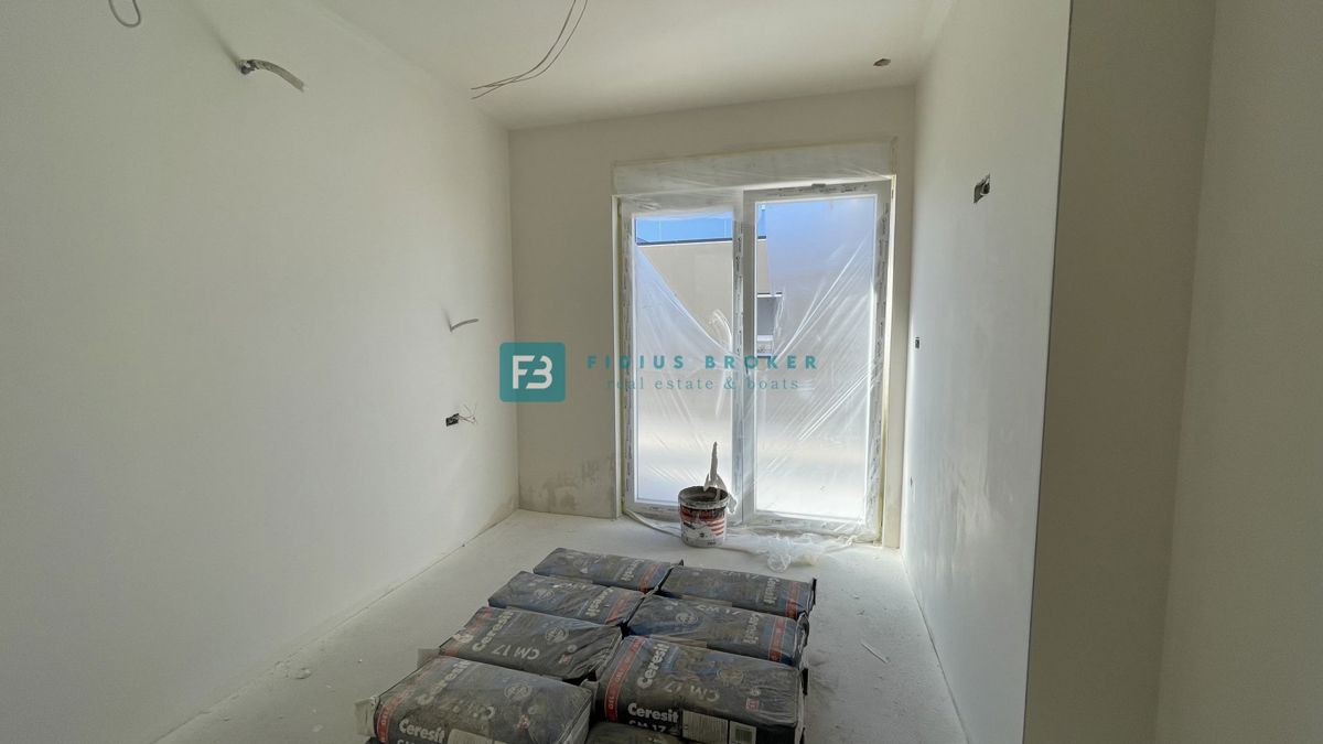 VODICE, novogradnja, 2. nadstropje, strešna terasa, 3 spalnice, 650 m do plaže