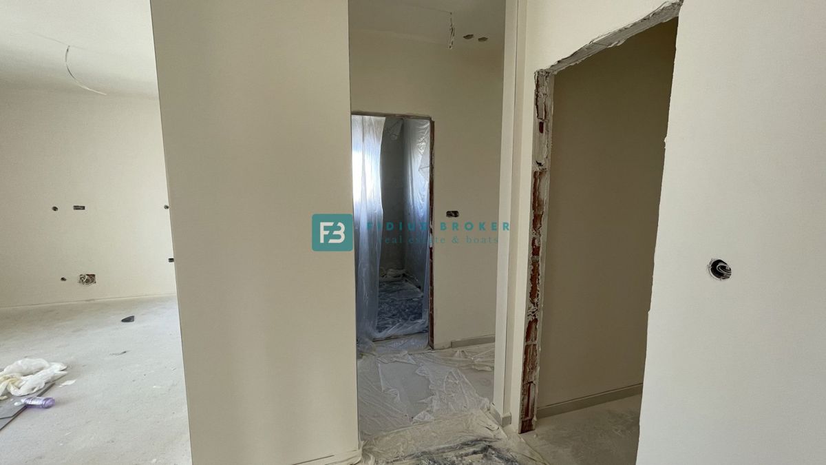 VODICE, novogradnja, 2. nadstropje, strešna terasa, 3 spalnice, 650 m do plaže