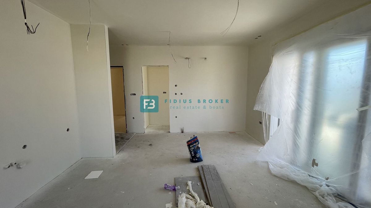 VODICE, novogradnja, 2. nadstropje, strešna terasa, 3 spalnice, 650 m do plaže