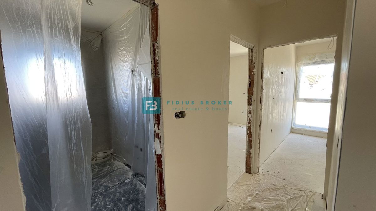 VODICE, novogradnja, 2. nadstropje, strešna terasa, 3 spalnice, 650 m do plaže