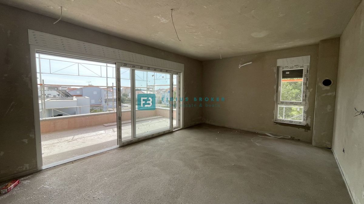 VODICE - SRIMA, novogradnja, 300 m od morja, 2. nadstropje, 3 spalnice