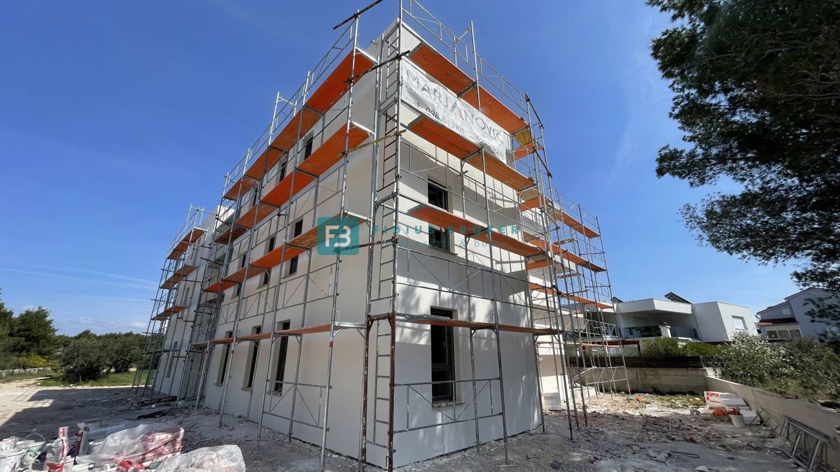 VODICE - SRIMA, novogradnja, 300 m od morja, 2. nadstropje, 3 spalnice