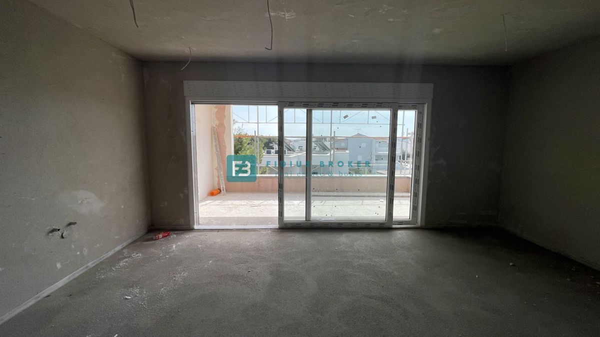 VODICE - SRIMA, novogradnja, 300 m od morja, 2. nadstropje, 3 spalnice