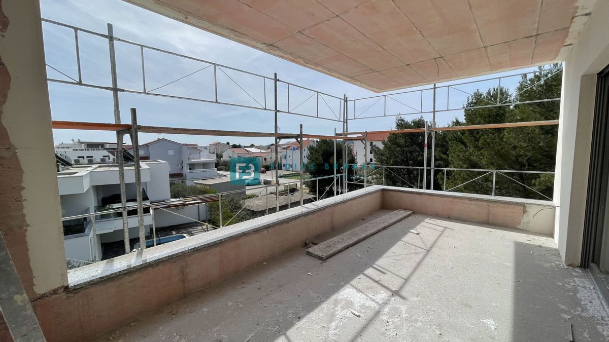 VODICE - SRIMA, novogradnja, 300 m od morja, 2. nadstropje, 3 spalnice