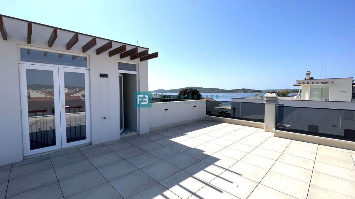 VODICE - SRIMA, novo, 2. vrsta do morja, penthouse, strešna terasa, panoramski pogled