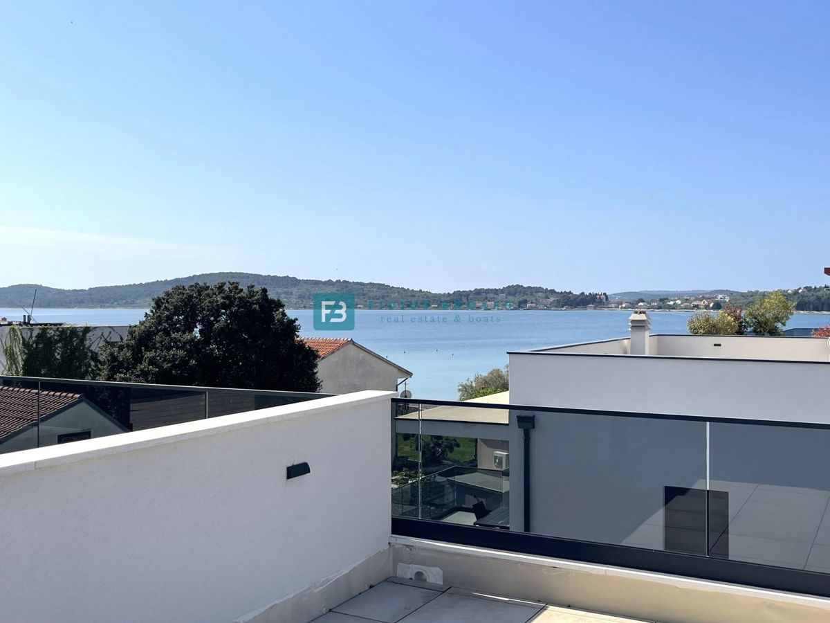 VODICE - SRIMA, novo, 2. vrsta do morja, penthouse, strešna terasa, panoramski pogled