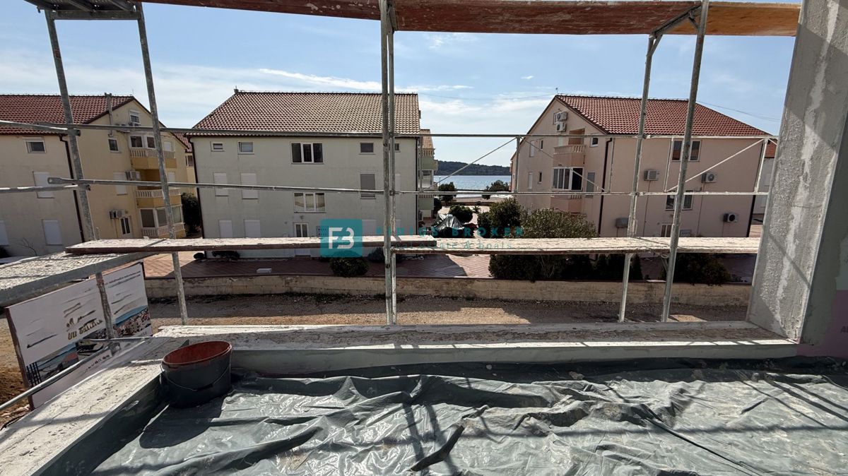 VODICE - SRIMA, vrhunska lokacija, 80 m od morja, 1. nadstropje, pogled na morje, dvigalo