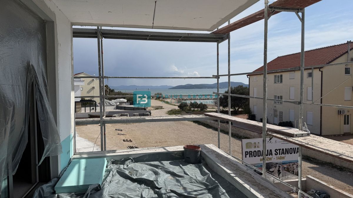 VODICE - SRIMA, vrhunska lokacija, 80 m od morja, 1. nadstropje, pogled na morje, dvigalo