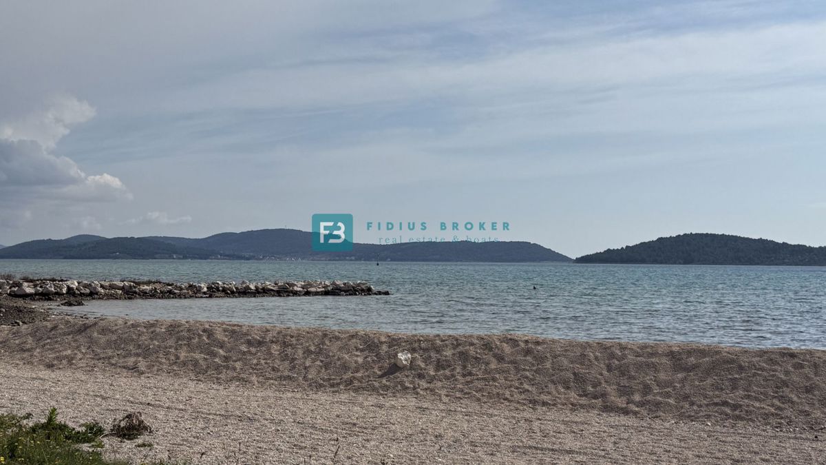 VODICE - SRIMA, vrhunska lokacija, 80 m od morja, 1. nadstropje, pogled na morje, dvigalo