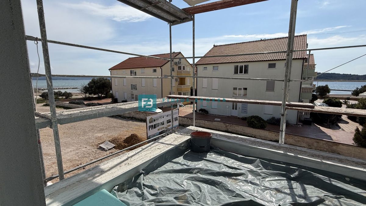 VODICE - SRIMA, vrhunska lokacija, 80 m od morja, 1. nadstropje, pogled na morje, dvigalo