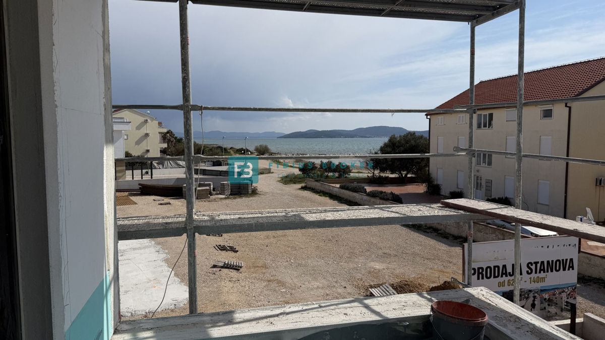 VODICE - SRIMA, vrhunska lokacija, 80 m od morja, 1. nadstropje, pogled na morje, dvigalo