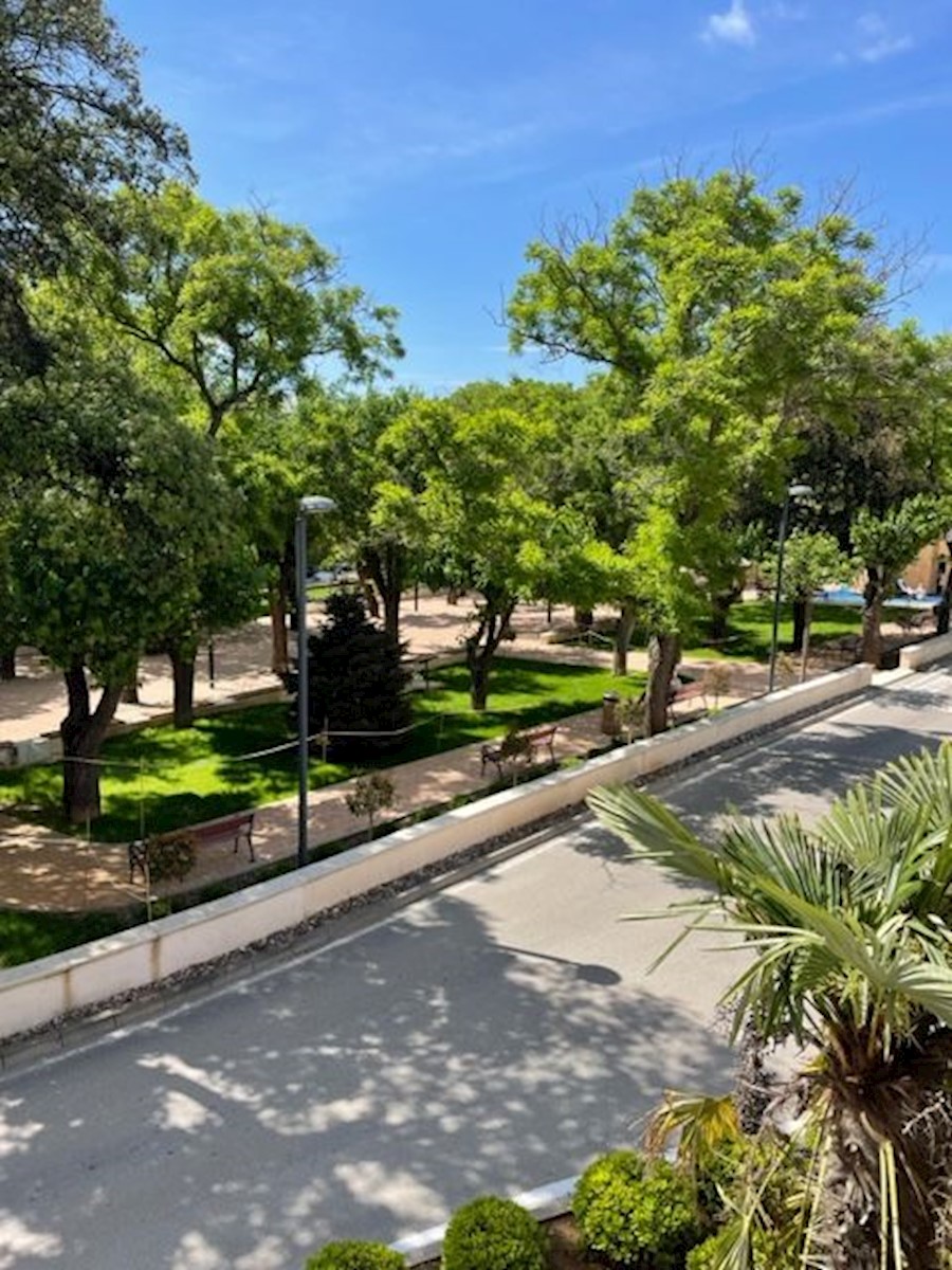 VODICE, center, 1. nad., loggia, pogled na park, 2sob