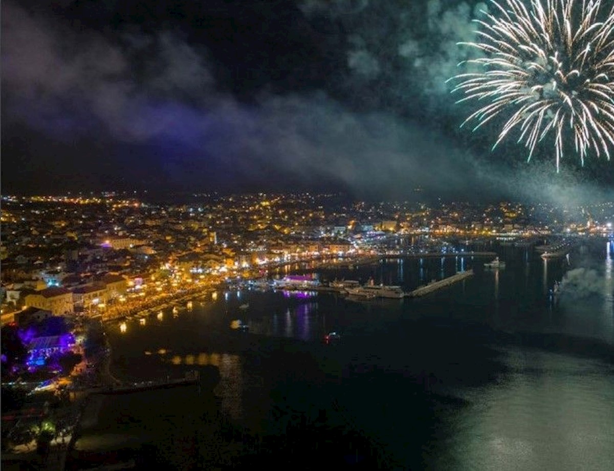 VODICE - lepa družinska hiša z bazenom in prostornim vrtom, mirna lokacija, garaža