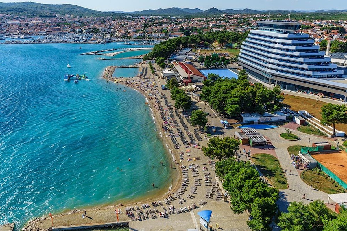 VODICE - lepa družinska hiša z bazenom in prostornim vrtom, mirna lokacija, garaža