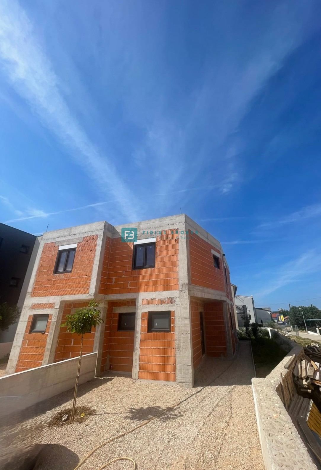 VODICE, novogradnja, dvojček, 650 m od morja, vrt 120 m2, S2