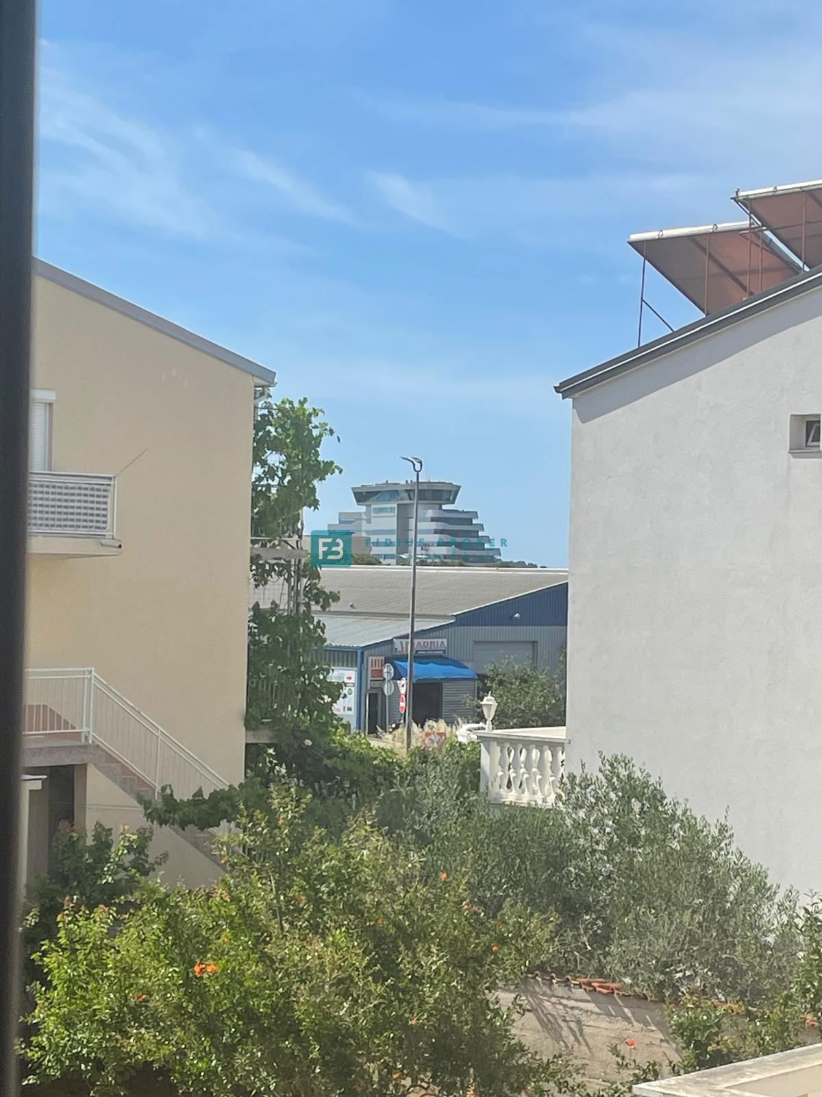 VODICE, novogradnja, dvojček, 650 m od morja, vrt 120 m2, S2