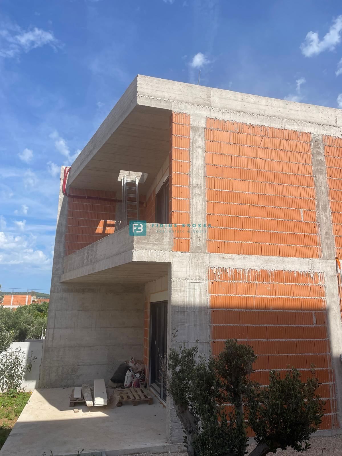VODICE, novogradnja, dvojček, 650 m od morja, vrt 120 m2, S2