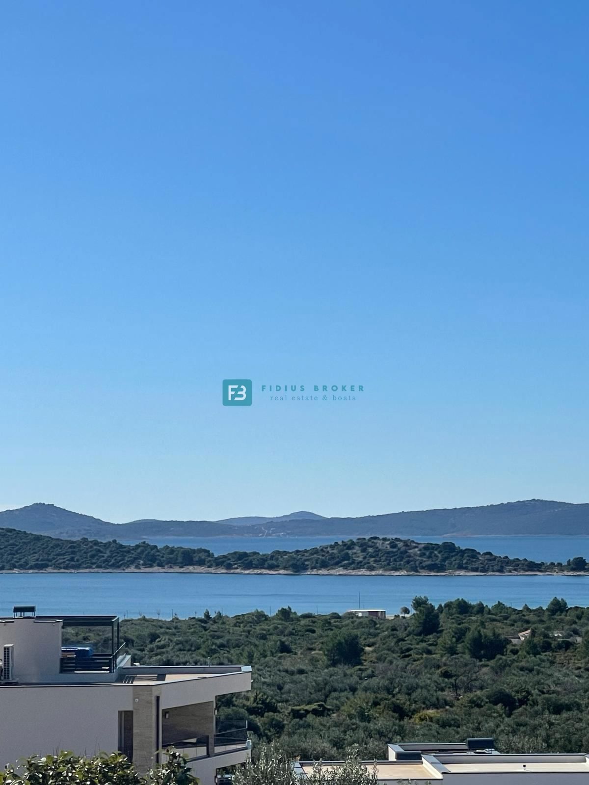 VODICE, čudovita vila, parcela 1867 m2, pogled na morje, bazen