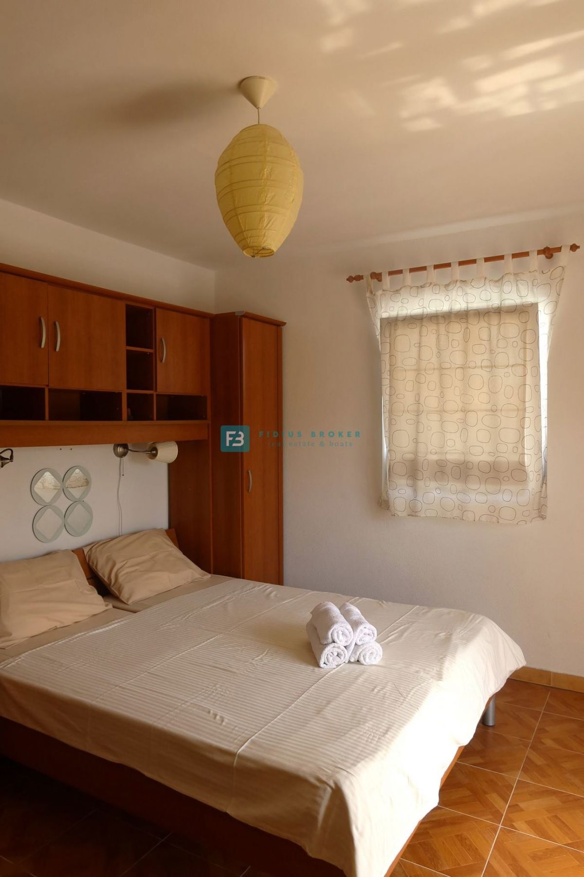 VODICE, samostojna hiša, 7 apartmajev, dvorišče