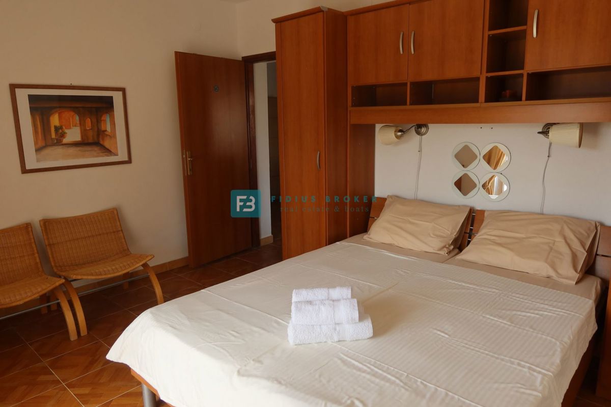 VODICE, samostojna hiša, 7 apartmajev, dvorišče