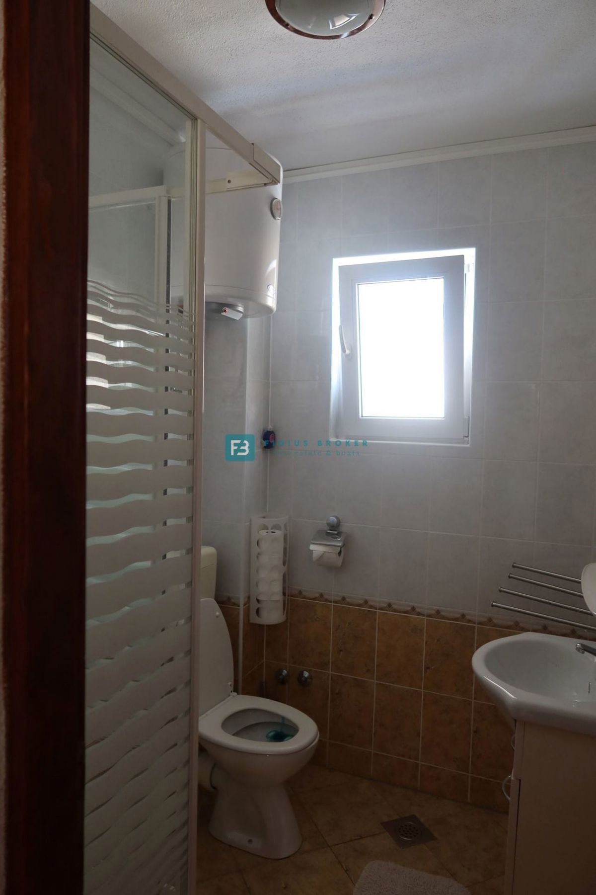 VODICE, samostojna hiša, 7 apartmajev, dvorišče