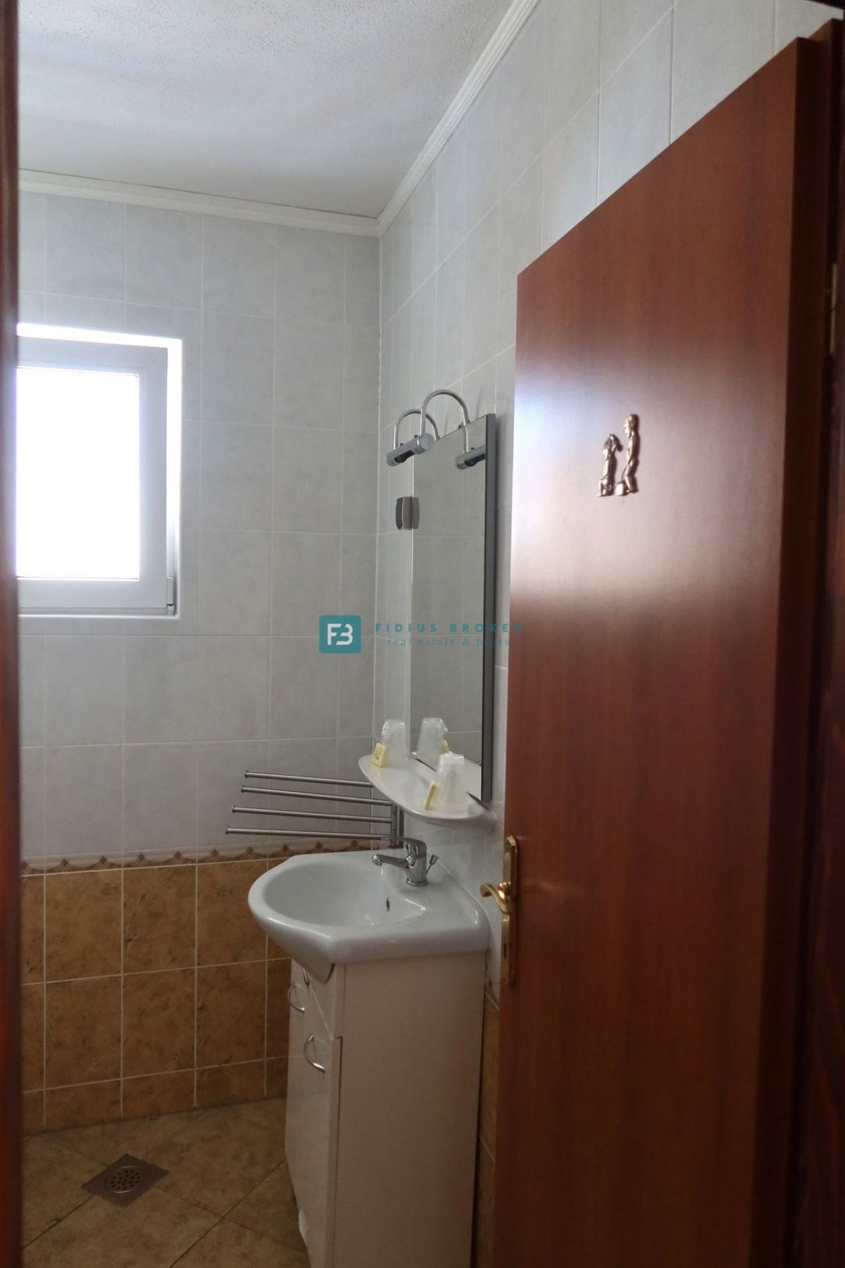 VODICE, samostojna hiša, 7 apartmajev, dvorišče