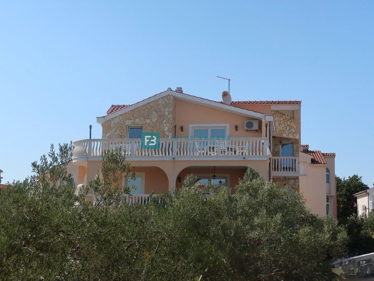 VODICE, samostojna hiša, 7 apartmajev, dvorišče