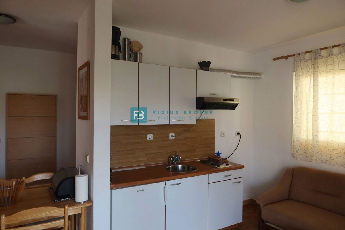 VODICE, samostojna hiša, 7 apartmajev, dvorišče