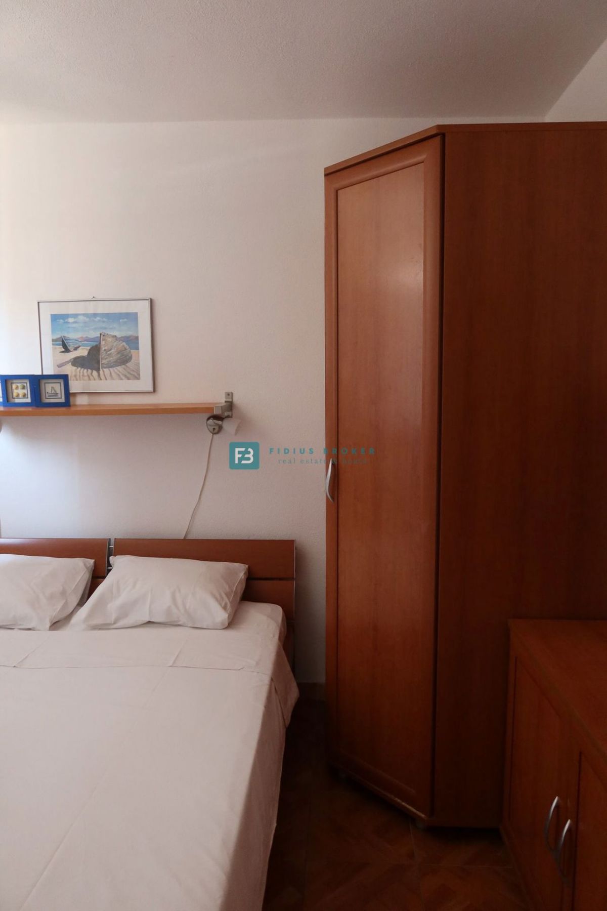 VODICE, samostojna hiša, 7 apartmajev, dvorišče