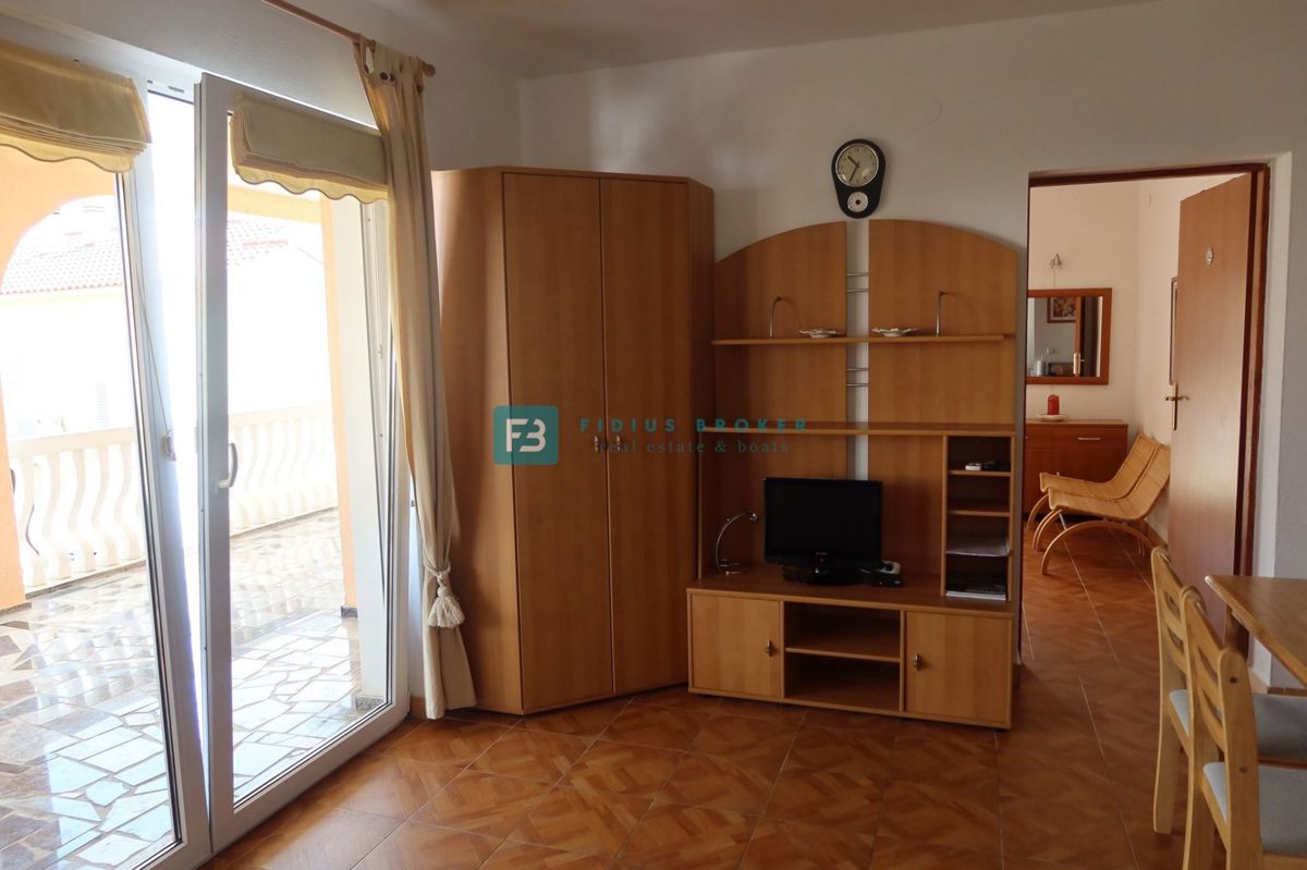 VODICE, samostojna hiša, 7 apartmajev, dvorišče