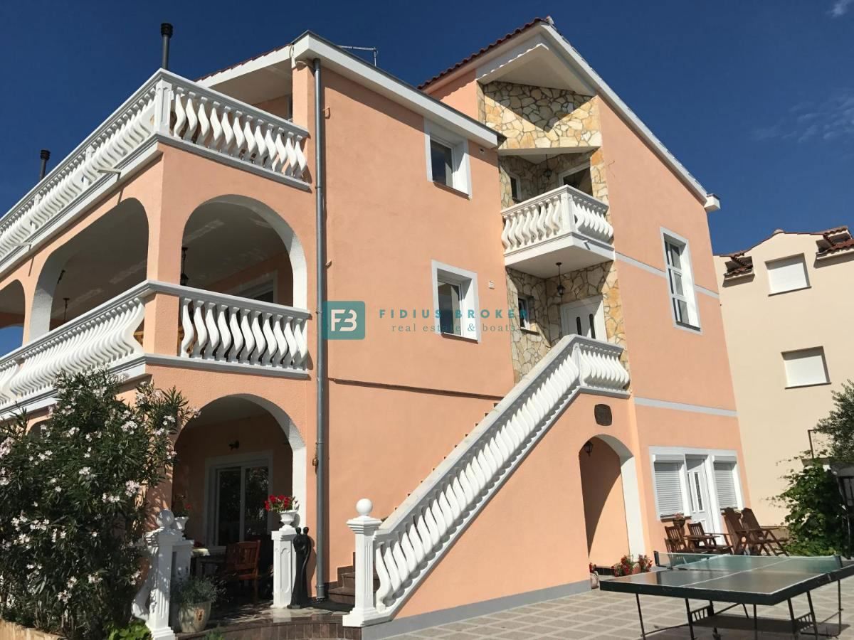 VODICE, samostojna hiša, 7 apartmajev, dvorišče