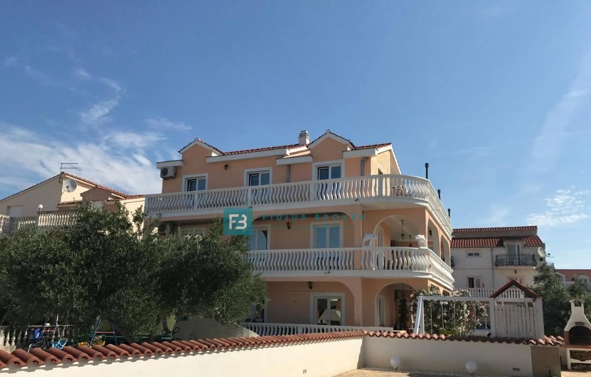 VODICE, samostojna hiša, 7 apartmajev, dvorišče