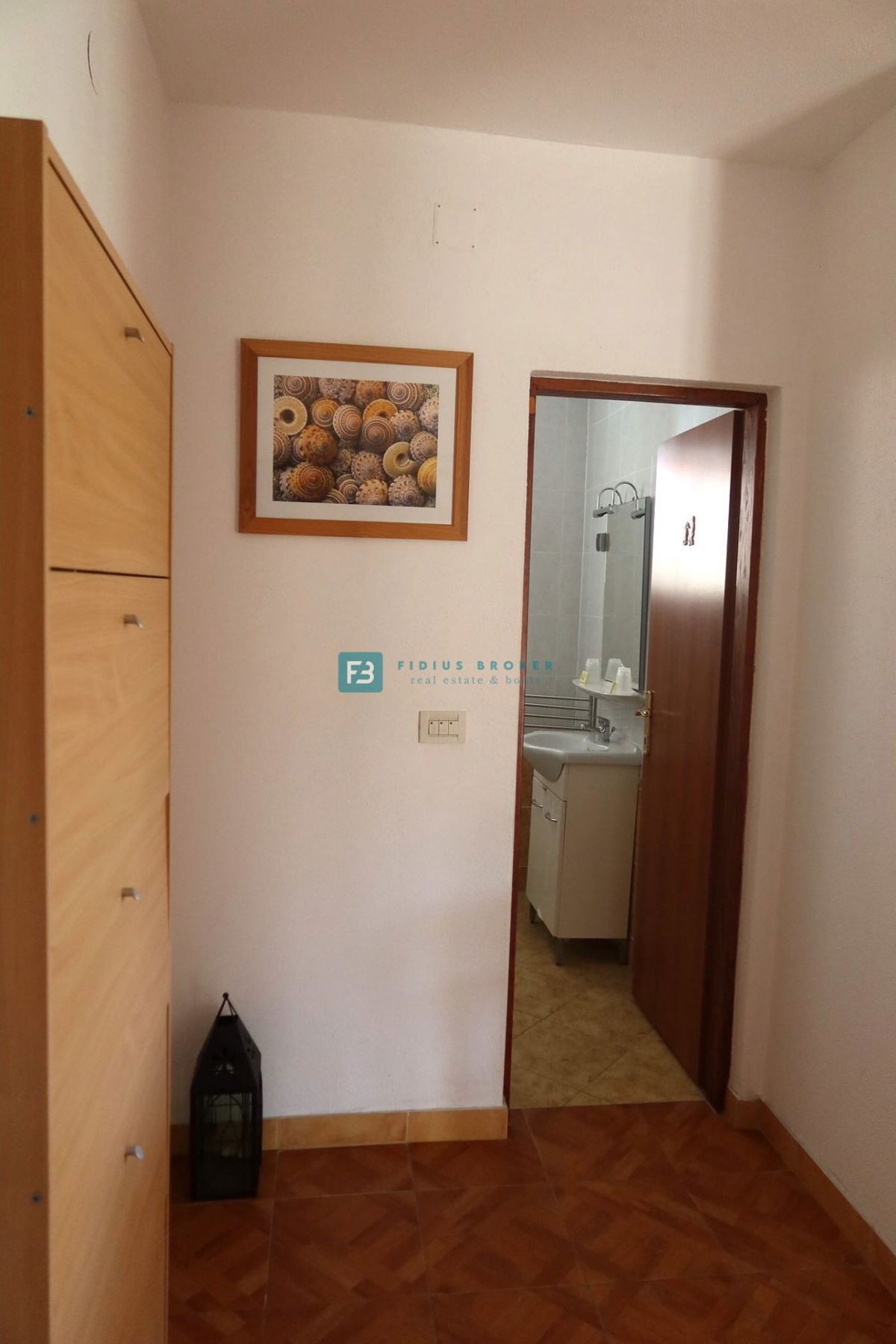 VODICE, samostojna hiša, 7 apartmajev, dvorišče