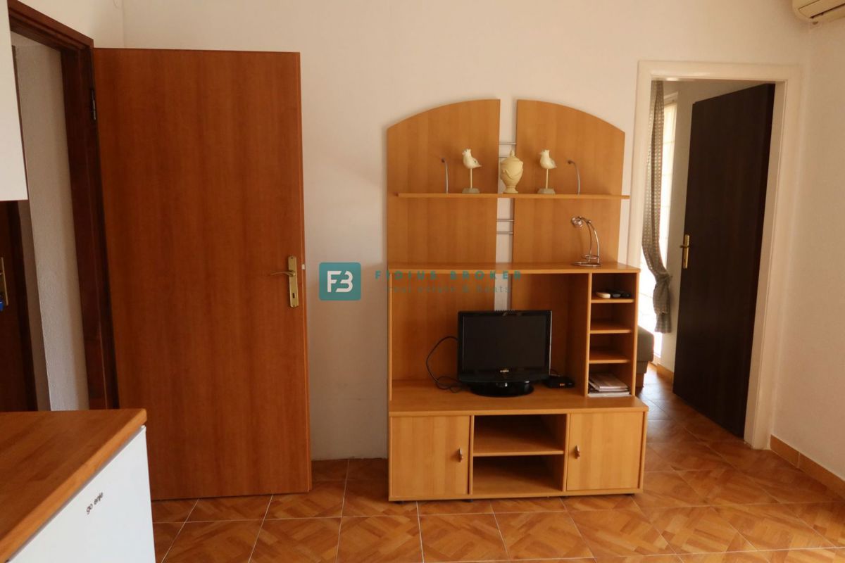 VODICE, samostojna hiša, 7 apartmajev, dvorišče