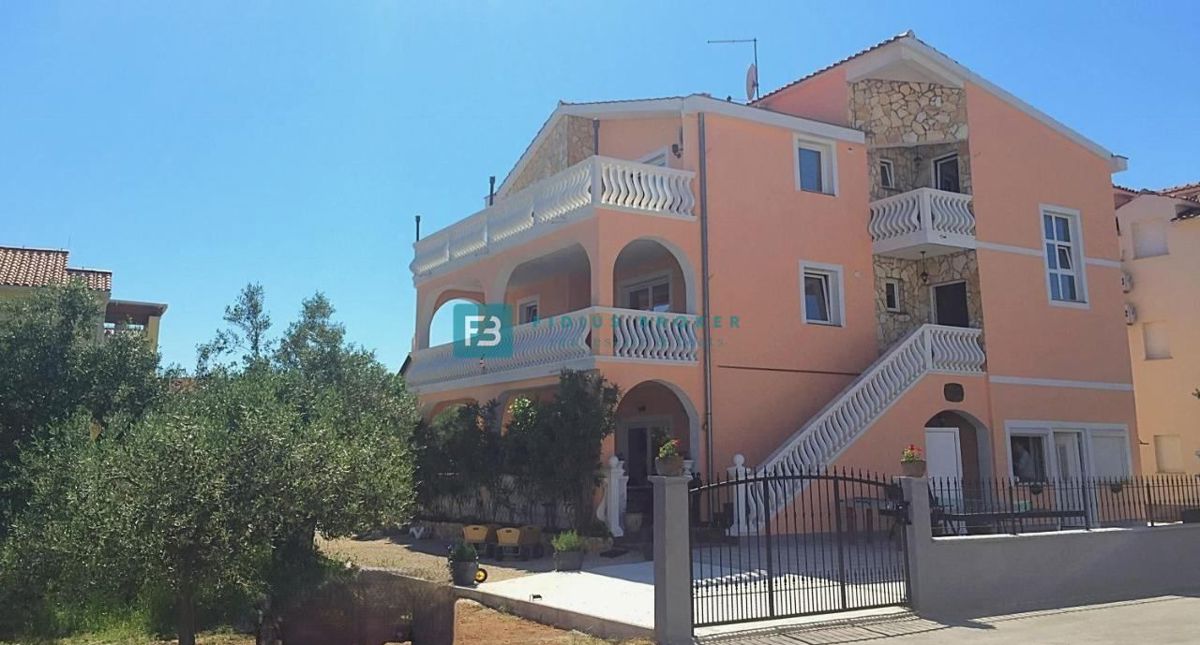 VODICE, samostojna hiša, 7 apartmajev, dvorišče