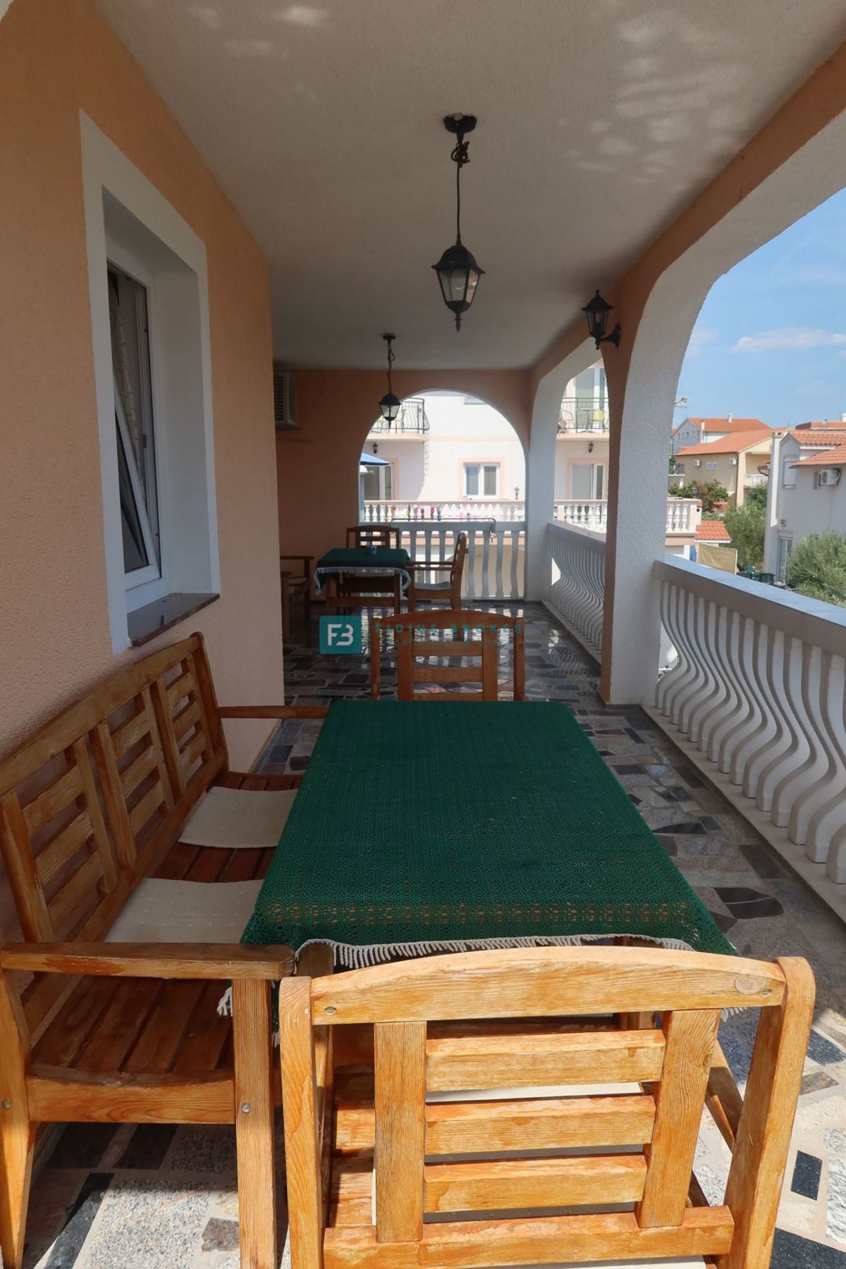 VODICE, samostojna hiša, 7 apartmajev, dvorišče