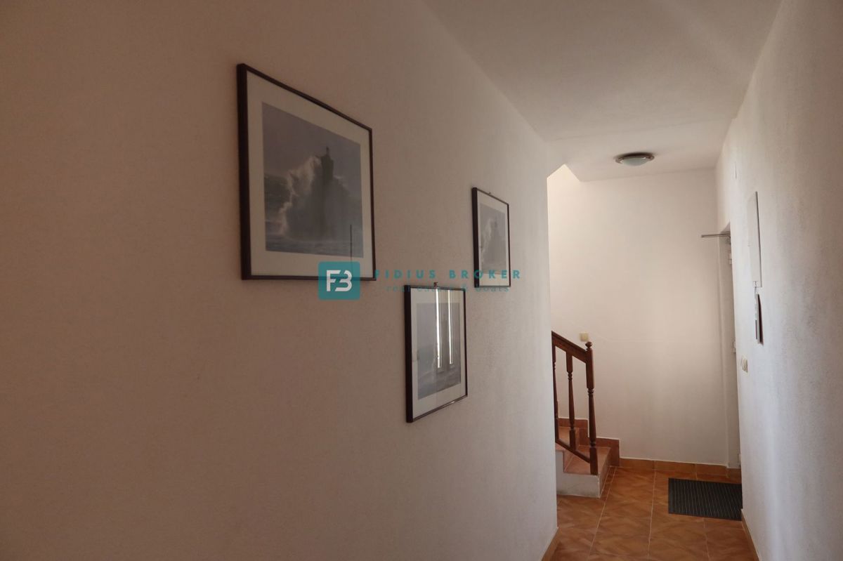 VODICE, samostojna hiša, 7 apartmajev, dvorišče