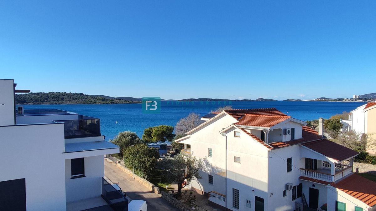 SRIMA, novo, 2. vrsta do morja, dvoetažno stanovanje, strešna terasa, S7