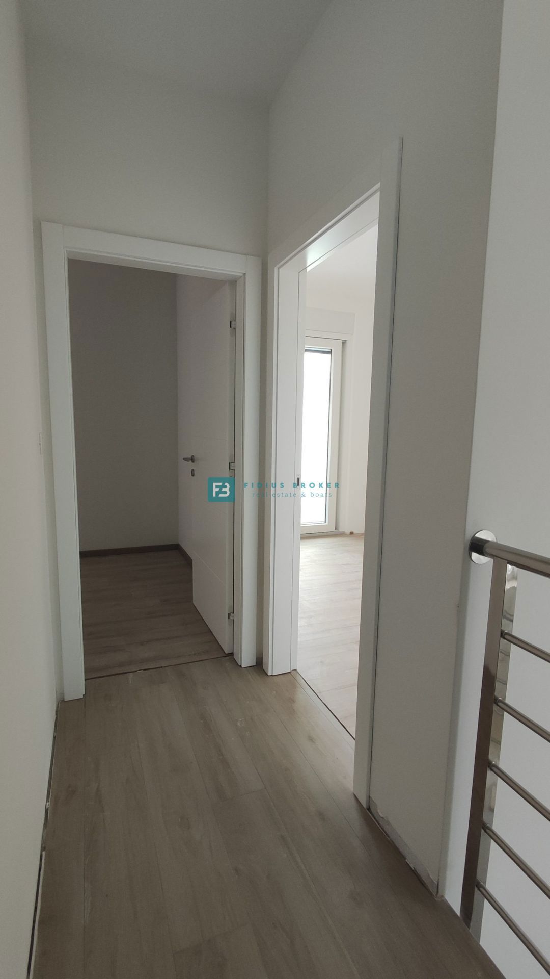 VODICE, nov projekt, moderne vrstne hiše, dvorišče, mirna lokacija, S2