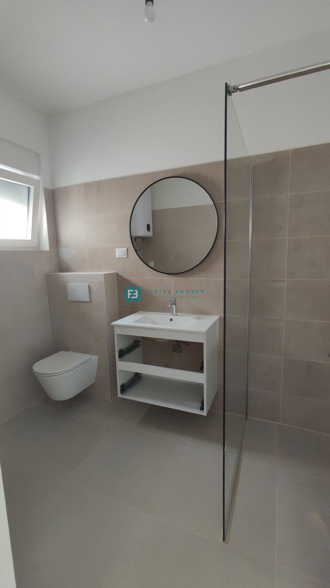 VODICE, nov projekt, moderne vrstne hiše, dvorišče, mirna lokacija, S2